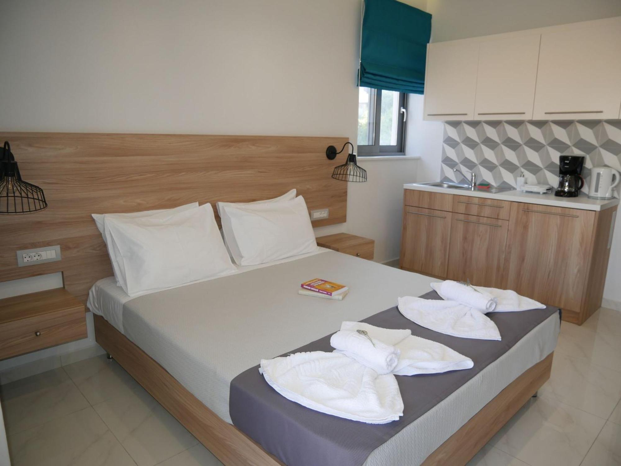 Erotokritos Studios Agia Marina Екстериор снимка